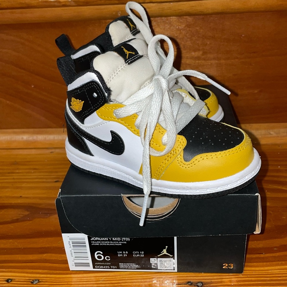 Black/Yellow Retro Jordan 1s, Size 6